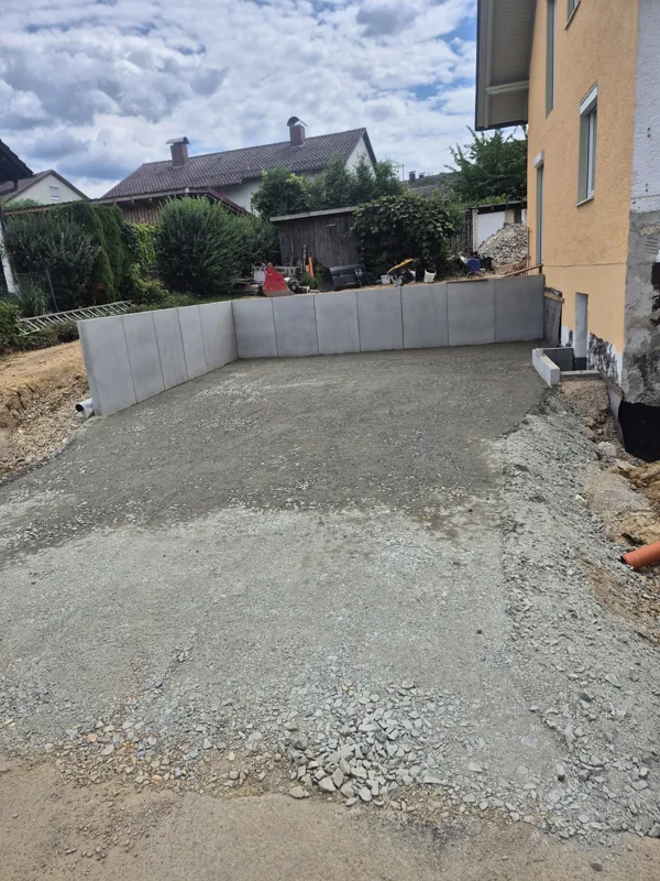 Nachher: Neue L-Stein-Mauer mit verdichtetem Schotter davor