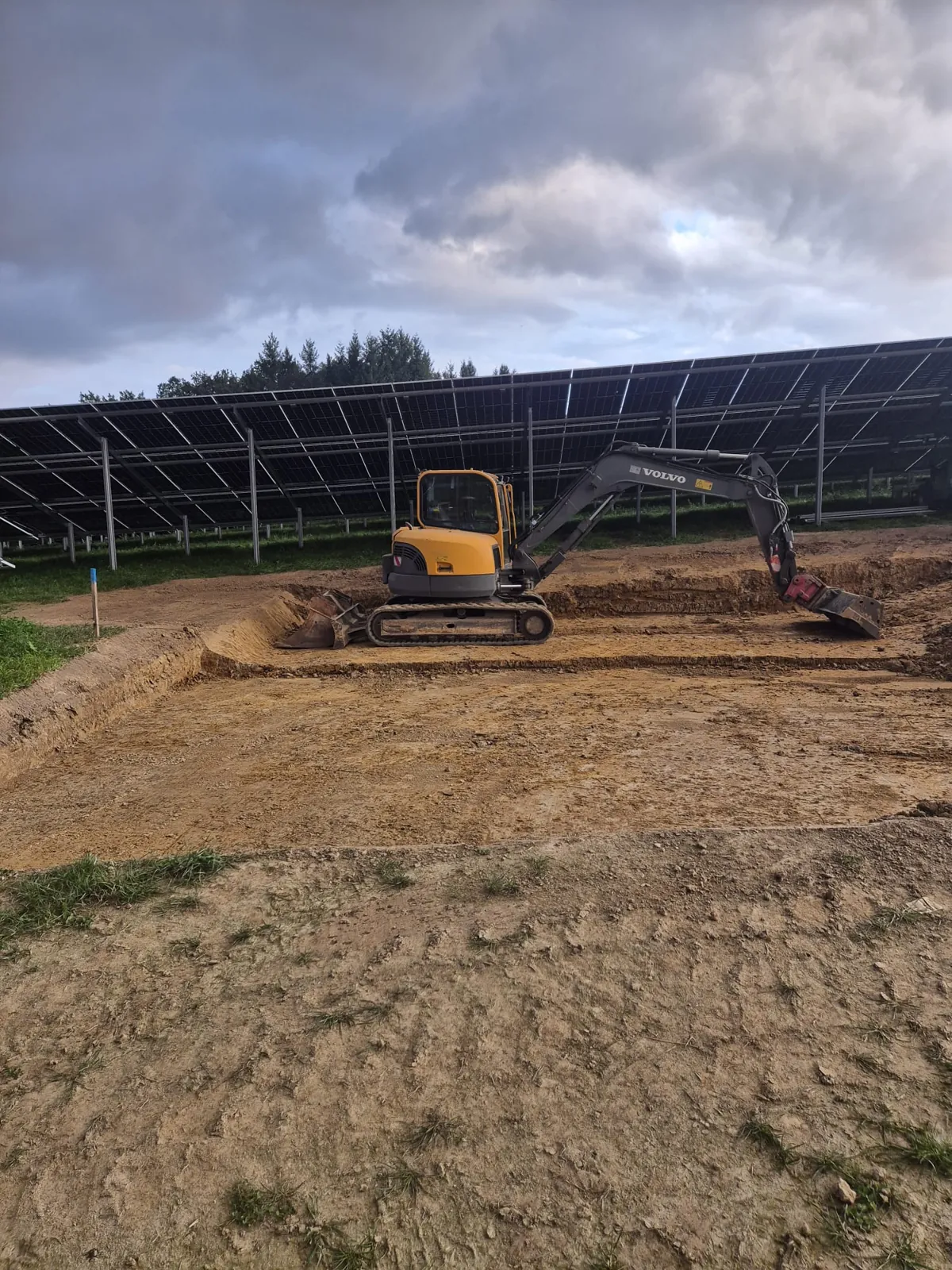 Bagger nimmt am Solarpark den Oberboden ab