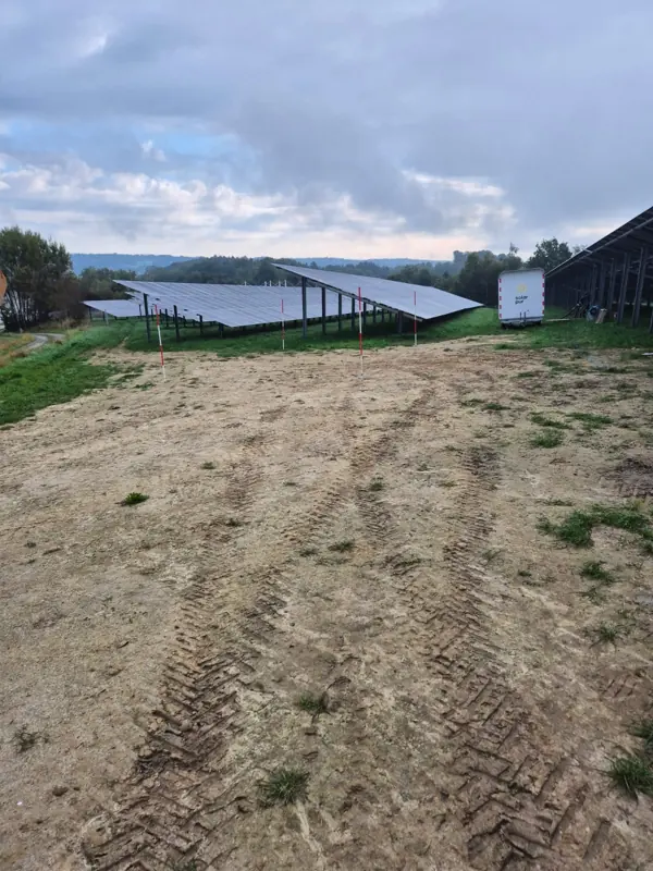 Wiese neben einem Solarpark vor Beginn der Arbeiten